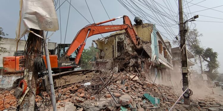 ऊंचा पुल चौराहे पर चला प्रशासन का बुलडोजर, सड़क चौड़ीकरण को लेकर अतिक्रमण पर सख्त कार्रवाई