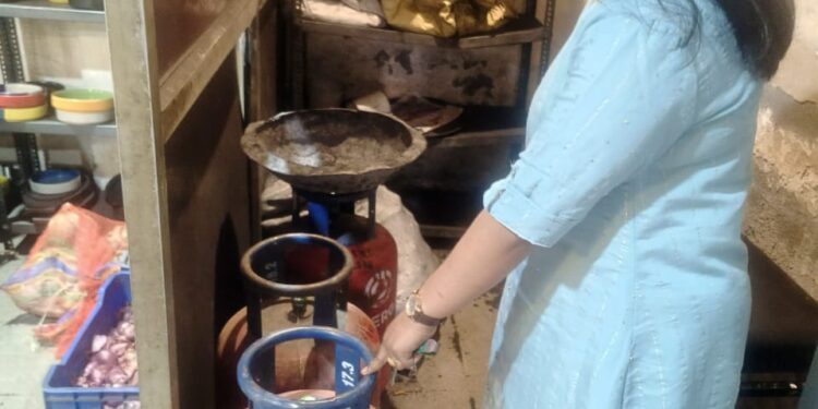 एलपीजी कालाबाजारी पर प्रशासन का बड़ा शिकंजा, अवैध संग्रहण पर होगी सीधी जेल, 72 गैस एजेंसियां प्रशासन के रडार पर, 14 सिलेंडर जप्त