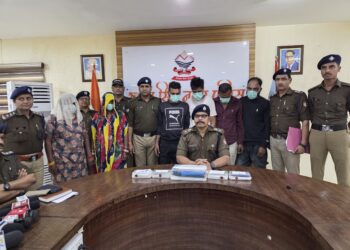 हनीट्रैप गिरोह का पर्दाफाश, महिलाओं के जरिए फंसाकर लूट और ब्लैकमेल करने वाले 6 शातिर गिरफ्तार