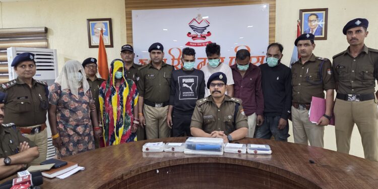 हनीट्रैप गिरोह का पर्दाफाश, महिलाओं के जरिए फंसाकर लूट और ब्लैकमेल करने वाले 6 शातिर गिरफ्तार