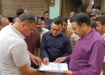 बनभूलपुरा रेलवे प्रकरण: सुप्रीम कोर्ट के आदेश पर प्रभावित परिवारों को बांटे जा रहे PMAY फॉर्म