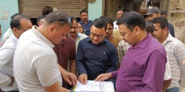 बनभूलपुरा रेलवे प्रकरण: सुप्रीम कोर्ट के निर्देश पर प्रभावित परिवारों को बांटे जा रहे PMAY फॉर्म