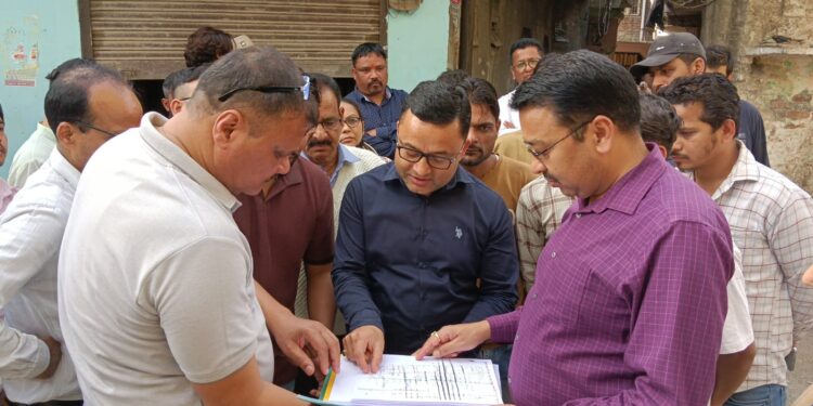 बनभूलपुरा रेलवे प्रकरण: सुप्रीम कोर्ट के निर्देश पर प्रभावित परिवारों को बांटे जा रहे PMAY फॉर्म