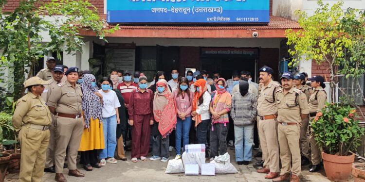 जुआ पार्टी पर पुलिस की सर्जिकल स्ट्राइक: 40 गिरफ्तार, होटल सील