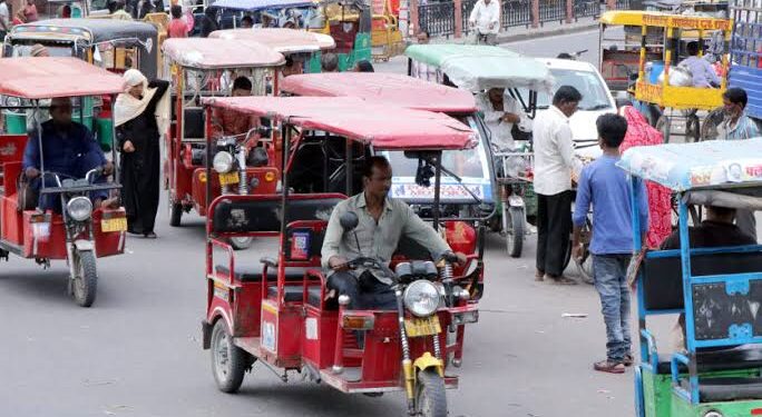 ई-रिक्शा/ई-ऑटो में सीटों की हेराफेरी पर सख्त कार्रवाई, डीलर का संस्थान बंद
