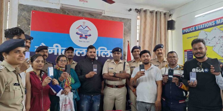 37 लाख के 200 मोबाइल बरामद, खोई उम्मीदों को फिर मिली मुस्कान