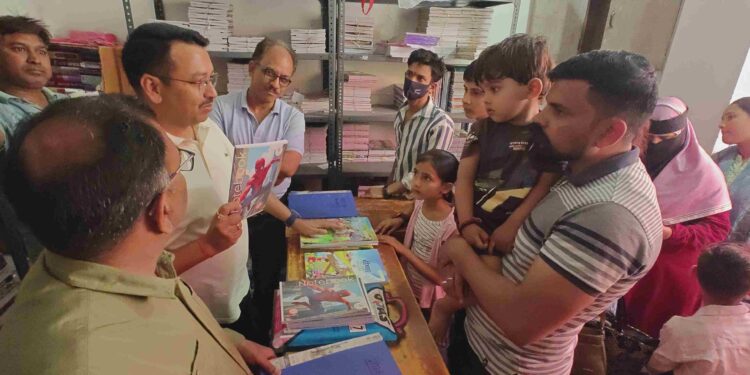 हल्द्वानी में बुक सेलर्स पर प्रशासन की सख्त नजर, मनमानी किताबों और महंगे दामों पर शिकंजा