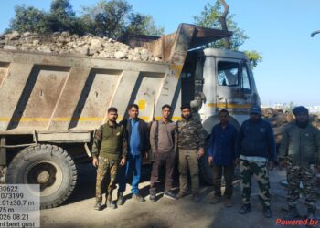 अवैध खनन पर वन विभाग की बड़ी कार्रवाई, दो डंपर सीज