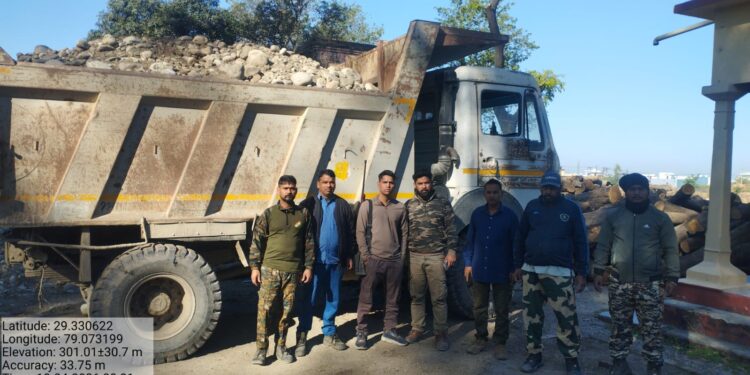 अवैध खनन पर वन विभाग की बड़ी कार्रवाई, दो डंपर सीज