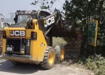 अतिक्रमण पर चला प्रशासन का बुलडोजर, कब्जे से मुक्त हुई सड़क, दीवार तोड़ खुला रास्ता