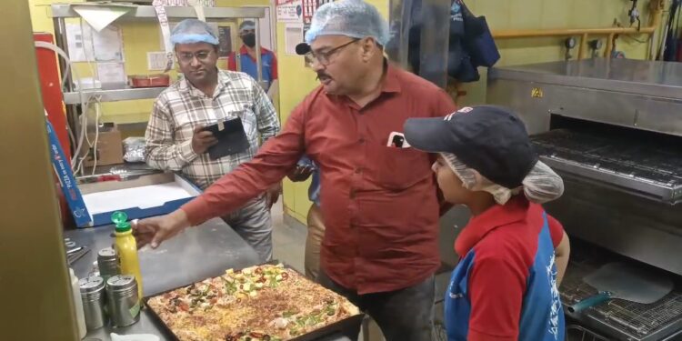 पिज़्ज़ा स्टोर्स पर खाद्य विभाग की कार्रवाई, सैंपलिंग से मचा हड़कंप