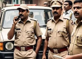 55 लाख की ठगी का खुलासा, थाने में हंगामा, महिला कर्मियों से हाथापाई पर दंपति गिरफ्तार