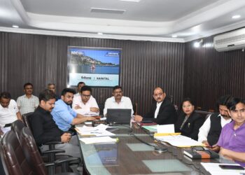नैनीताल में प्रशासन सख्त: पुराने राजस्व वादों के निस्तारण से अवैध शराब पर कार्रवाई तक डीएम के कड़े निर्देश