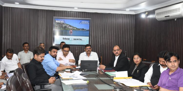 नैनीताल में प्रशासन सख्त: पुराने राजस्व वादों के निस्तारण से अवैध शराब पर कार्रवाई तक डीएम के कड़े निर्देश