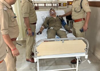 आग के दरिया में उतरी दून पुलिस: धुएं और गैस के बीच ICU से मरीजों को बचाया, एक महिला की मौत
