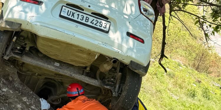 दर्दनाक हादसा: गहरी खाई में गिरी कार, तीन की मौत, SDRF ने चलाया रेस्क्यू अभियान