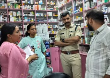 मेडिकल स्टोरों पर प्रशासन की सख्ती, औचक निरीक्षण में मिलीं गंभीर अनियमितताएं