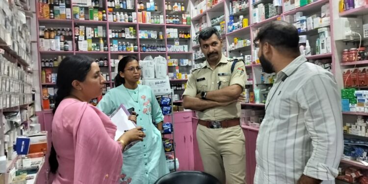 मेडिकल स्टोरों पर प्रशासन की सख्ती, औचक निरीक्षण में मिलीं गंभीर अनियमितताएं