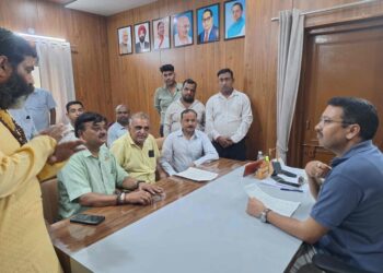 टूटी सड़कों और बदहाल जल निकासी पर व्यापारियों का फूटा गुस्सा, मानसून से पहले सुधार की मांग
