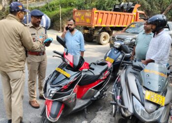 कैंची धाम में ट्रैफिक नियम तोड़ने वालों पर पुलिस की सख्ती, 12 दोपहिया टैक्सी वाहन सीज