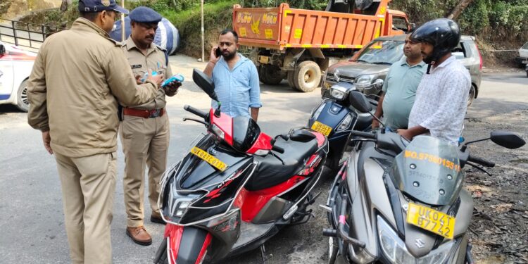 कैंची धाम में ट्रैफिक नियम तोड़ने वालों पर पुलिस की सख्ती, 12 दोपहिया टैक्सी वाहन सीज