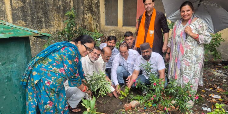 ‘एक पेड़ मां के नाम’ अभियान से गूंजा हल्द्वानी, दरगाह और स्कूल परिसर में हुआ भव्य वृक्षारोपण