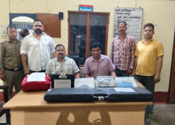 फर्जी शस्त्र लाइसेंस रैकेट पर STF का बड़ा प्रहार: कार से मिला हथियारों का जखीरा, 237 कारतूस और 7 फर्जी लाइसेंस बरामद