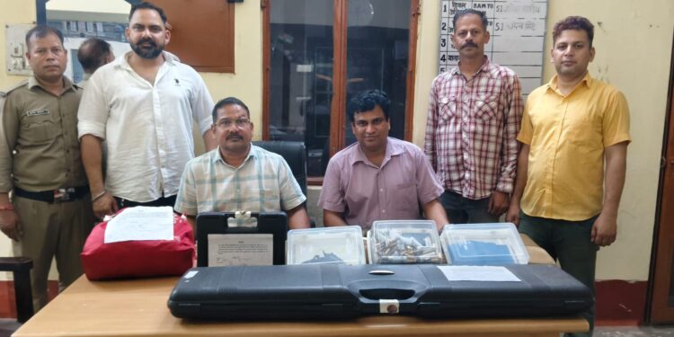 फर्जी शस्त्र लाइसेंस रैकेट पर STF का बड़ा प्रहार: कार से मिला हथियारों का जखीरा, 237 कारतूस और 7 फर्जी लाइसेंस बरामद