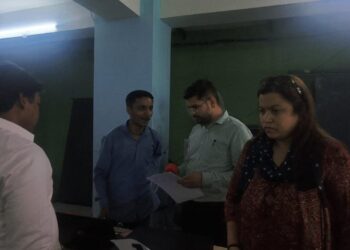 आरटीओ कार्यालय के बाहर चला प्रशासन का डंडा, अवैध गतिविधियों पर कार्रवाई, एक वाहन सीज, 14 के चालान