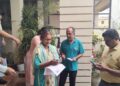 मतदाता सूची पुनरीक्षण अभियान में तेजी: एडीएम ने घर-घर पहुंचकर परखी गणना प्रपत्र वितरण की व्यवस्था