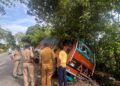 रामनगर हाईवे पर बड़ा हादसा टला, सीमेंट से भरा ट्रक पलटा