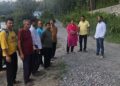 टेढ़ा गांव की बदहाल सड़कों पर फूटा ग्रामीणों का गुस्सा, राहुल दरम्वाल ने पैदल भ्रमण कर सुनी पीड़ा