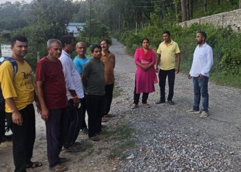 टेढ़ा गांव की बदहाल सड़कों पर फूटा ग्रामीणों का गुस्सा, राहुल दरम्वाल ने पैदल भ्रमण कर सुनी पीड़ा