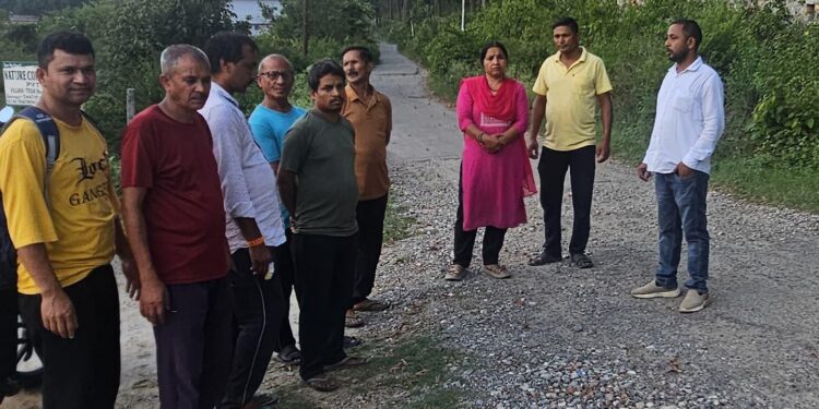 टेढ़ा गांव की बदहाल सड़कों पर फूटा ग्रामीणों का गुस्सा, राहुल दरम्वाल ने पैदल भ्रमण कर सुनी पीड़ा