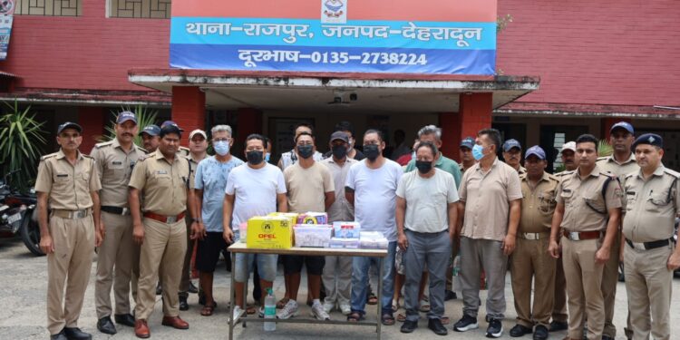 ऑपरेशन प्रहार के तहत पुलिस की बड़ी कार्रवाई, मकान में चल रहे हाई-प्रोफाइल जुए के अड्डे पर छापा, अमेरिकी नागरिक समेत 13 गिरफ्तार