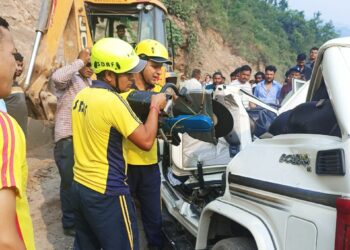 यात्री वाहन पर गिरा भारी बोल्डर, एक की मौत, दो घायलों को किया रेस्क्यू