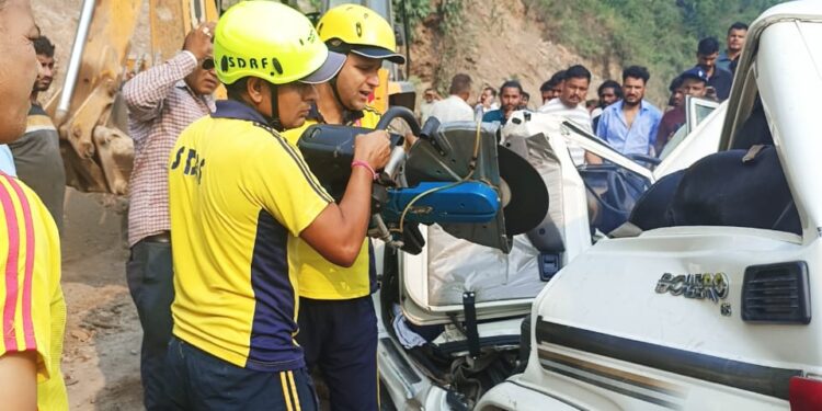 यात्री वाहन पर गिरा भारी बोल्डर, एक की मौत, दो घायलों को किया रेस्क्यू