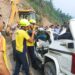 यात्री वाहन पर गिरा भारी बोल्डर, एक की मौत, दो घायलों को किया रेस्क्यू