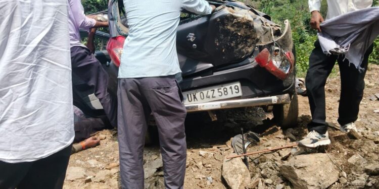 लमगड़ा में दर्दनाक हादसा: खाई में गिरी कार, चार लोगों की मौत, दो घायल