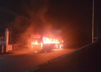 चलती वोल्वो बस बनी आग का गोला, 32 यात्रियों की सूझबूझ और पुलिस की तत्परता से टला बड़ा हादसा
