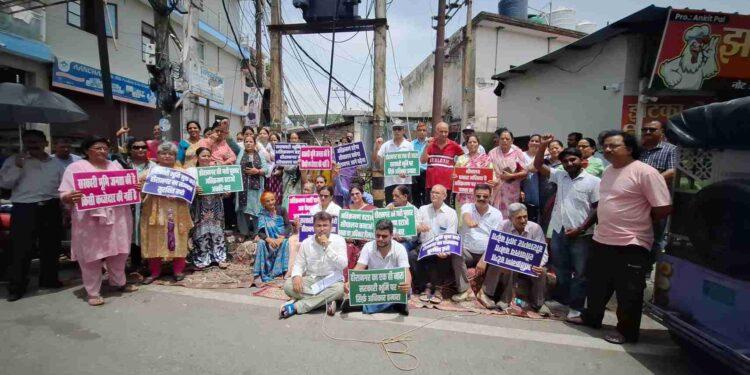 हीरानगर में अतिक्रमण के खिलाफ फूटा गुस्सा, पार्षद के नेतृत्व में प्रदर्शन