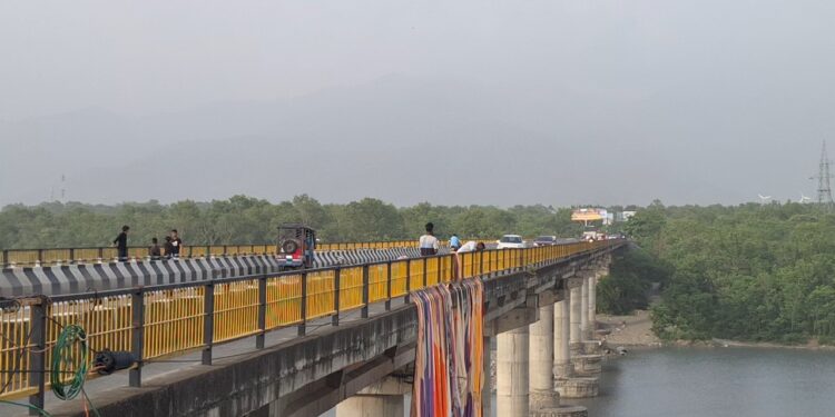 गोला पुल से युवती ने लगाई छलांग, स्थानीय लोगों ने बचाई जान, पारिवारिक विवाद के बाद उठाया कदम