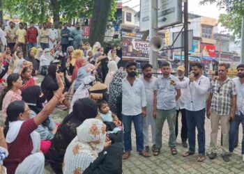 स्मार्ट मीटर के खिलाफ सड़क पर उतरे पार्षद और लोग, खून से लिखा मुख्यमंत्री को पत्र