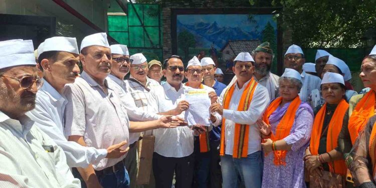 चित्रेश्वर महादेव मंदिर में अवैध निर्माण का आरोप, पहाड़ी समाज ने प्रशासन को दिया 15 दिन का अल्टीमेटम