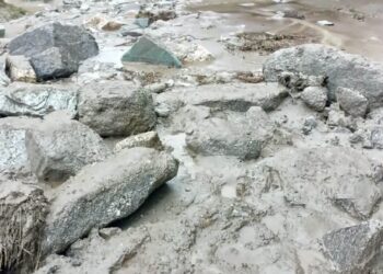 गुलाबकोटी में बदरीनाथ हाईवे धंसा, भारी मलबा आने से यातायात पूरी तरह ठप
