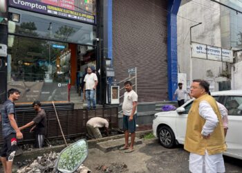 बारिश में सड़क पर उतरे महापौर, जलभराव और सफाई व्यवस्था का लिया जायजा, लापरवाही पर सख्त कार्रवाई के निर्देश