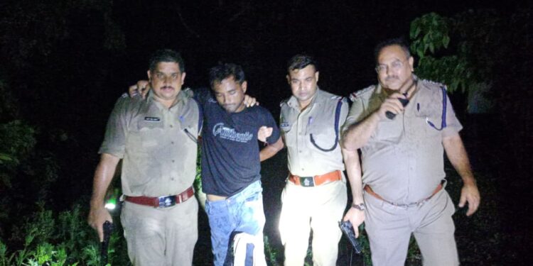 पुलिस मुठभेड़: दुष्कर्म के बाद महिला की हत्या का आरोपी पैर में गोली लगने से गिरफ्तार, दूसरा फरार