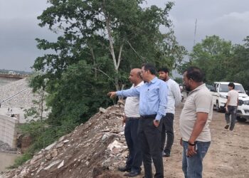 गोला पुल लिंक रोड की अधूरी सुरक्षा दीवार पर बढ़ा लोगों का गुस्सा, नए अधीक्षण अभियंता ने कार्यभार संभालते ही किया निरीक्षण
