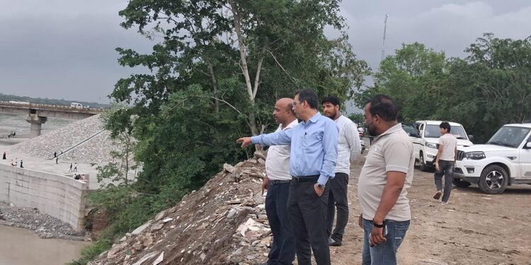 गोला पुल लिंक रोड की अधूरी सुरक्षा दीवार पर बढ़ा लोगों का गुस्सा, नए अधीक्षण अभियंता ने कार्यभार संभालते ही किया निरीक्षण