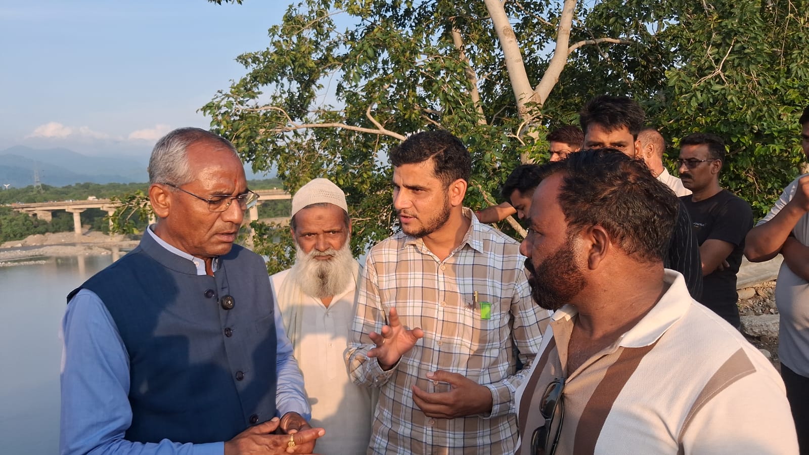 अधूरी सुरक्षा दीवार पर भड़के विधायक, बोले—बरसात से पहले पूरा हो काम, गोला पुल पर लगे सुरक्षा जाली